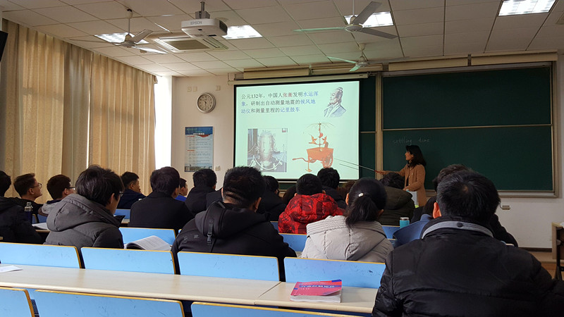 2018-2-26-新学期课堂一派生机盎然-成人网
开学查课纪实 (2)_副本.jpg